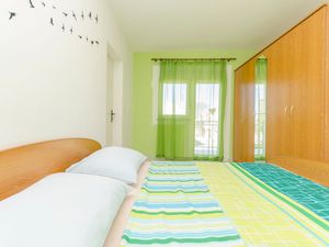 23944089-Ferienwohnung-4-Pirovac-300x225-3