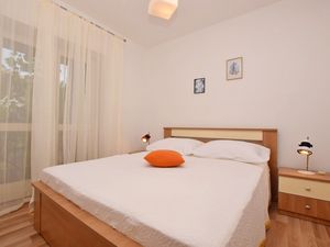 23943585-Ferienwohnung-4-Pirovac-300x225-1