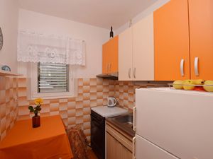 23943585-Ferienwohnung-4-Pirovac-300x225-4