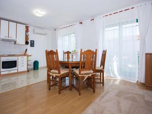 23733482-Ferienwohnung-6-Pirovac-300x225-1