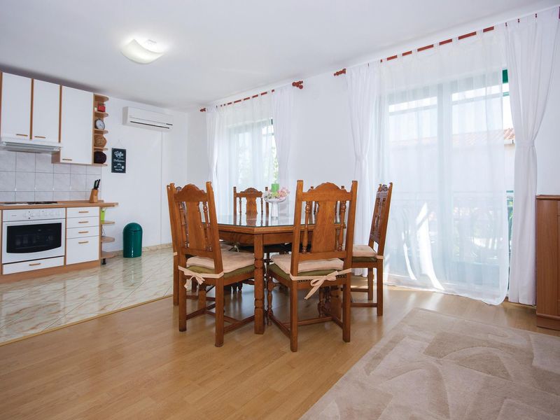 23733482-Ferienwohnung-6-Pirovac-800x600-1