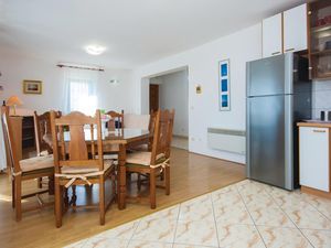 23733482-Ferienwohnung-6-Pirovac-300x225-3