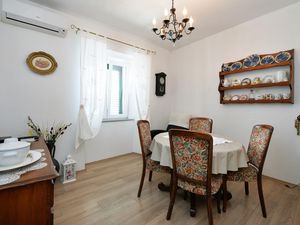 23724528-Ferienwohnung-6-Pirovac-300x225-3