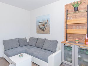 23755020-Ferienwohnung-4-Pirovac-300x225-2