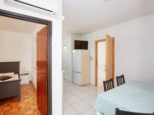 19036107-Ferienwohnung-4-Pirovac-300x225-2