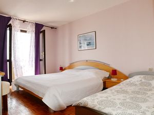 19036105-Ferienwohnung-6-Pirovac-300x225-5