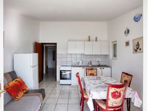 19036886-Ferienwohnung-6-Pirovac-300x225-2