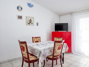 19036886-Ferienwohnung-6-Pirovac-300x225-3