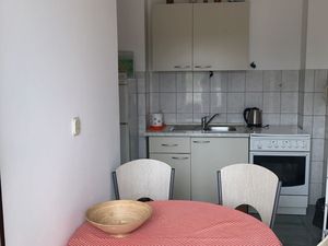 22352731-Ferienwohnung-5-Pirovac-300x225-1