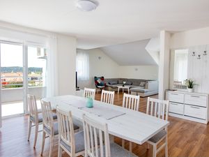 23161543-Ferienwohnung-8-Pirovac-300x225-5