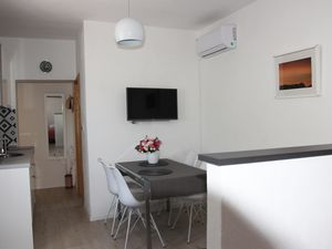 23498500-Ferienwohnung-4-Pirovac-300x225-3