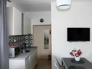 23498500-Ferienwohnung-4-Pirovac-300x225-5