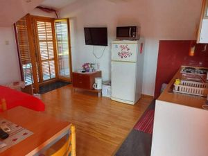 23917191-Ferienwohnung-4-Pirovac-300x225-2