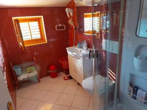 23917191-Ferienwohnung-4-Pirovac-300x225-4