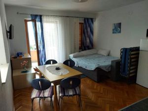 23917183-Ferienwohnung-4-Pirovac-300x225-1