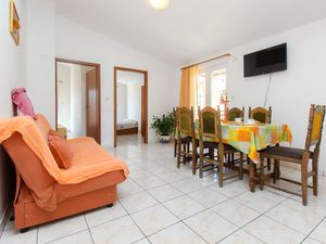 23967400-Ferienwohnung-4-Pirovac-300x225-1