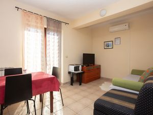 23994976-Ferienwohnung-4-Pirovac-300x225-1