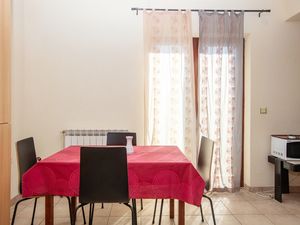 23994976-Ferienwohnung-4-Pirovac-300x225-4