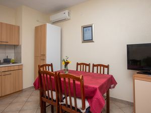 23994981-Ferienwohnung-6-Pirovac-300x225-4