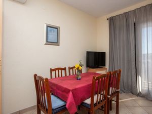 23994981-Ferienwohnung-6-Pirovac-300x225-5