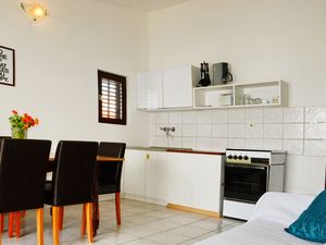 23929275-Ferienwohnung-4-Pirovac-300x225-5