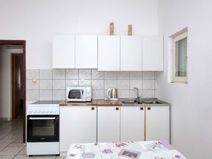 23929276-Ferienwohnung-6-Pirovac-300x225-5