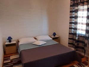 23932063-Ferienwohnung-8-Pirovac-300x225-3