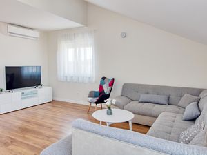 23933883-Ferienwohnung-8-Pirovac-300x225-2