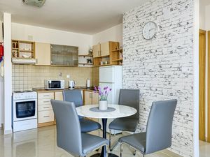 23932279-Ferienwohnung-4-Pirovac-300x225-4