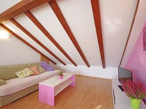 24018706-Ferienwohnung-5-Pirovac-300x225-1