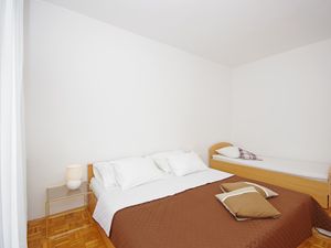 24018707-Ferienwohnung-7-Pirovac-300x225-5