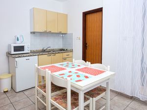 22330637-Ferienwohnung-2-Pirovac-300x225-2