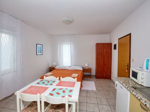 22330637-Ferienwohnung-2-Pirovac-300x225-3