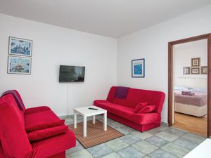 22330781-Ferienwohnung-4-Pirovac-300x225-1