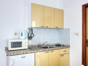 22330637-Ferienwohnung-2-Pirovac-300x225-4