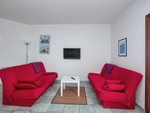 22330781-Ferienwohnung-4-Pirovac-300x225-2