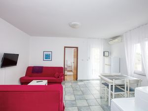 22330781-Ferienwohnung-4-Pirovac-300x225-3