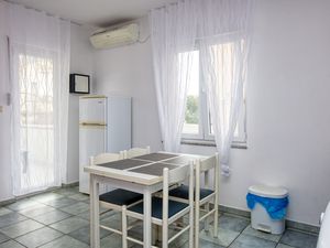 22330781-Ferienwohnung-4-Pirovac-300x225-4