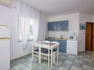 22330781-Ferienwohnung-4-Pirovac-300x225-5