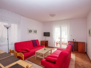 22330701-Ferienwohnung-6-Pirovac-300x225-1