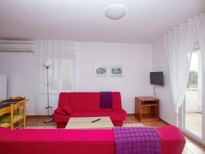 22330701-Ferienwohnung-6-Pirovac-300x225-2