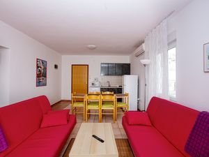 22330701-Ferienwohnung-6-Pirovac-300x225-3