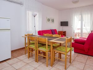 22330701-Ferienwohnung-6-Pirovac-300x225-4