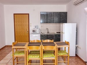 22330701-Ferienwohnung-6-Pirovac-300x225-5