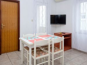 23539175-Ferienwohnung-2-Pirovac-300x225-1