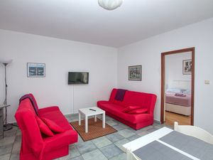 23539170-Ferienwohnung-4-Pirovac-300x225-1