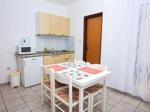 23539175-Ferienwohnung-2-Pirovac-300x225-2