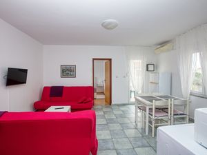 23539170-Ferienwohnung-4-Pirovac-300x225-3