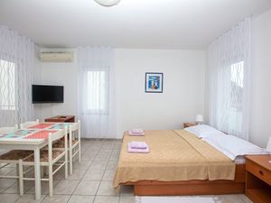 23539175-Ferienwohnung-2-Pirovac-300x225-5