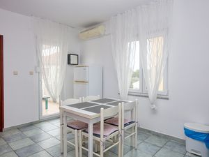 23539170-Ferienwohnung-4-Pirovac-300x225-4